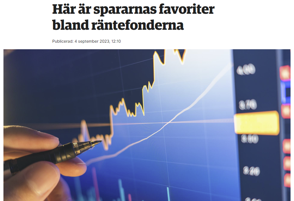 Person håller penna framför datorskärm som visar stigande aktiekurva och grafer, spararfavoriter bland räntefonder