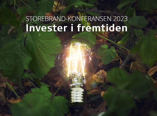 Glödlampa i skogsmiljö med texten "Storebrand-konferansen 2023, Invester i fremtiden", fokus på framtida investeringar och hållbarhet