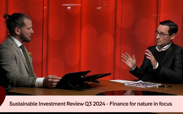 Två personer diskuterar hållbara investeringar vid ett bord i en studio, med rubriken "Sustainable Investment Review Q3 2024 - Finance for nature in focus"