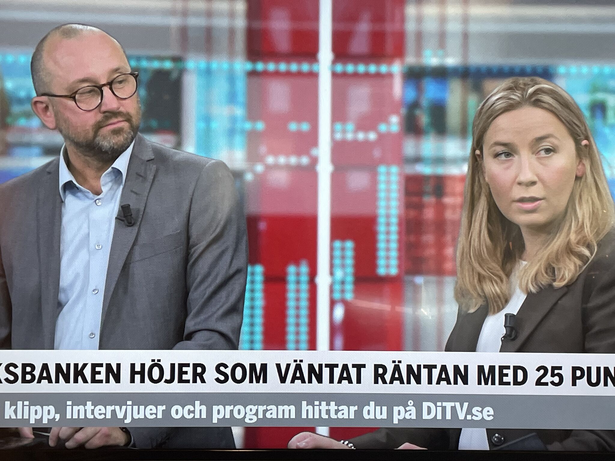 Två personer i en nyhetsstudio diskuterar räntehöjning av Riksbanken med 25 punkter, med text om inslag på DiTV.se