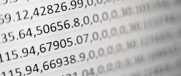Närbild av en datorskärm med rader av numeriska data och tabeller, idealisk för analys och beräkningar