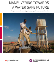 Rapport om vattenhantering i klimatförändringar, med två personer som arbetar vid en vattenanläggning i ett torrt landskap