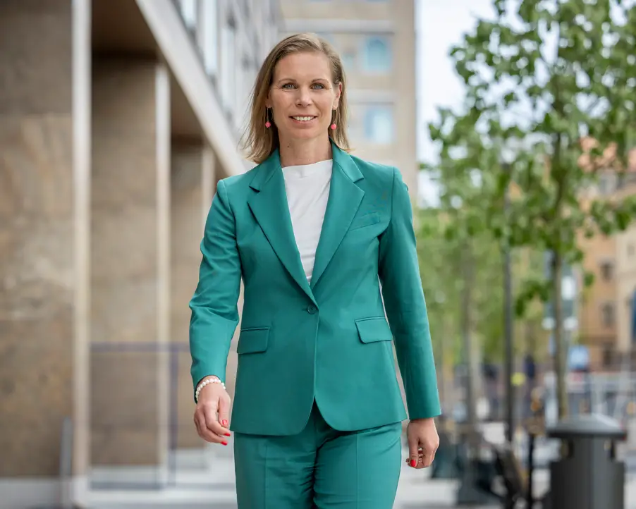 Anna Jönsson promenerar utomhus i Stockholm utanför kontoret.
