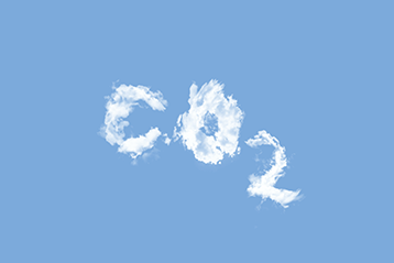 CO2-formad molnbild mot blå himmel som symboliserar koldioxidutsläpp och miljöfrågor