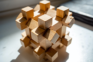 Träpussel i form av komplex kub på ljus bakgrund