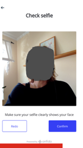 Självkontroll-app med instruktioner för att ta en tydlig selfie, alternativ för att göra om och bekräfta, med ansikte dolt för integritet